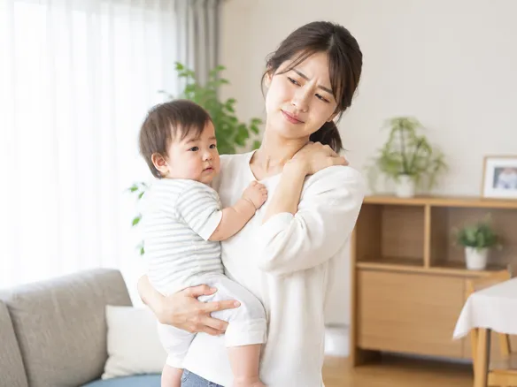 片側抱っこで肩甲骨まわりが張っている産後ママ