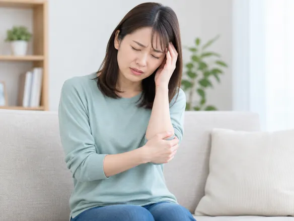 肩こりに加えて頭痛や腕のしびれに悩む産後ママ