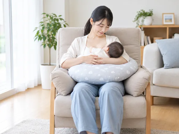 授乳姿勢をクッションと背もたれで調整する産後ママ