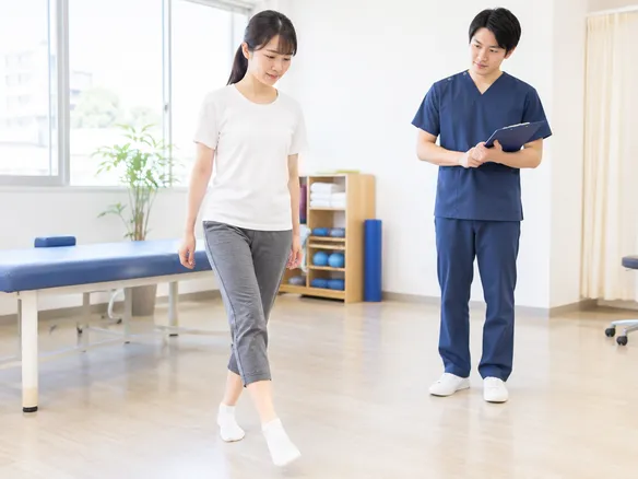 ふくらはぎの痛みを歩行やつま先立ちで確認する様子