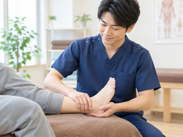 痛くない整体術で足首周りをケアしている様子