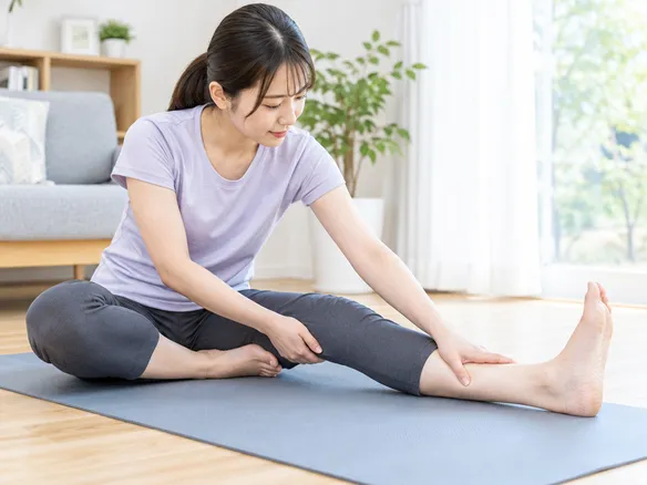 足首のセルフチェックとストレッチをしている様子