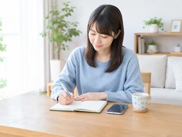 眠気が出る時間帯や睡眠時間をノートに記録している人