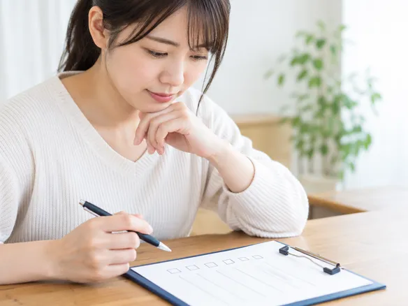 眠気と一緒に出ているめまいや動悸などの症状をメモする人