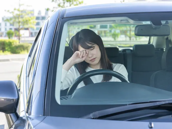 運転中に強い眠気を感じて安全を心配しているドライバー