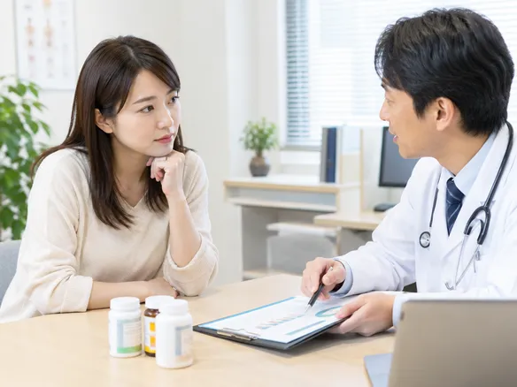 眠気の原因として病気や薬の影響を医師と相談している場面
