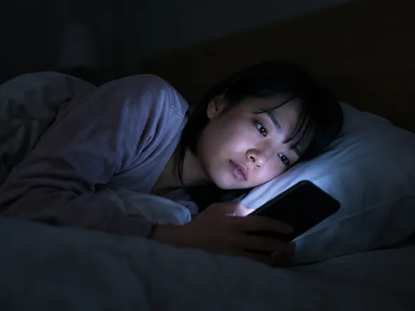 夜遅くまでスマホを見て生活リズムが乱れている人