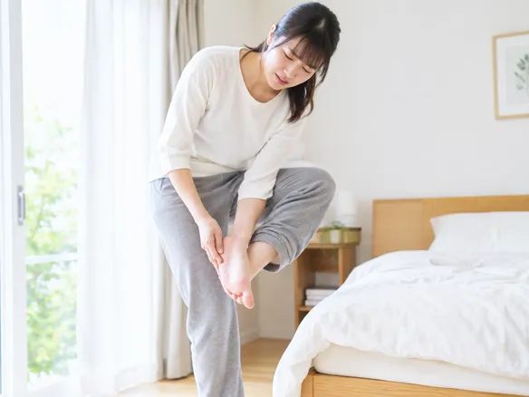 朝起きて一歩目で足裏を気にする人