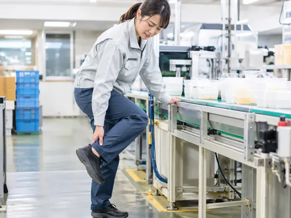 立ち仕事でかかとや足裏に痛みを感じる様子
