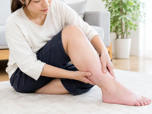 ふくらはぎの張りやむくみを手で触って確認する人