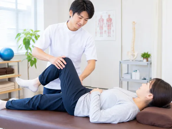 施術とストレッチ指導を行う中村接骨院の院長