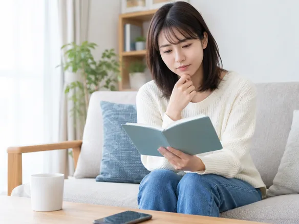 受診の目安を考えながら体調メモを見る人