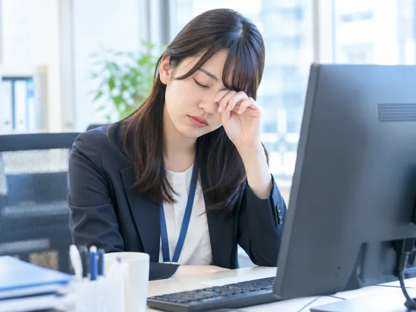 禁煙後の眠気やだるさで仕事中に集中できず悩む人の写真