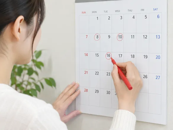 禁煙開始から2週間までの体調の変化をカレンダーに記録する様子