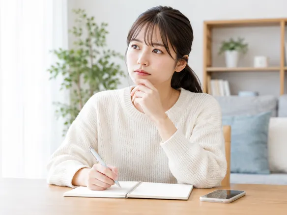 禁煙との関係や症状の強さをメモしながら受診を検討する人