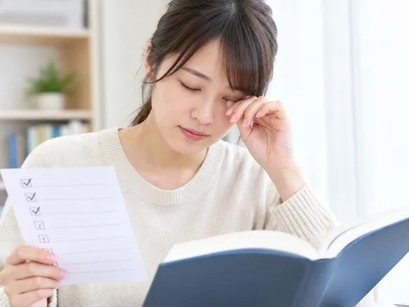 老眼や疲れ目の症状をセルフチェックする様子