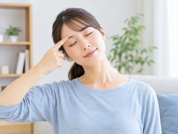 目のツボ押しと首肩ストレッチの注意点を意識する人