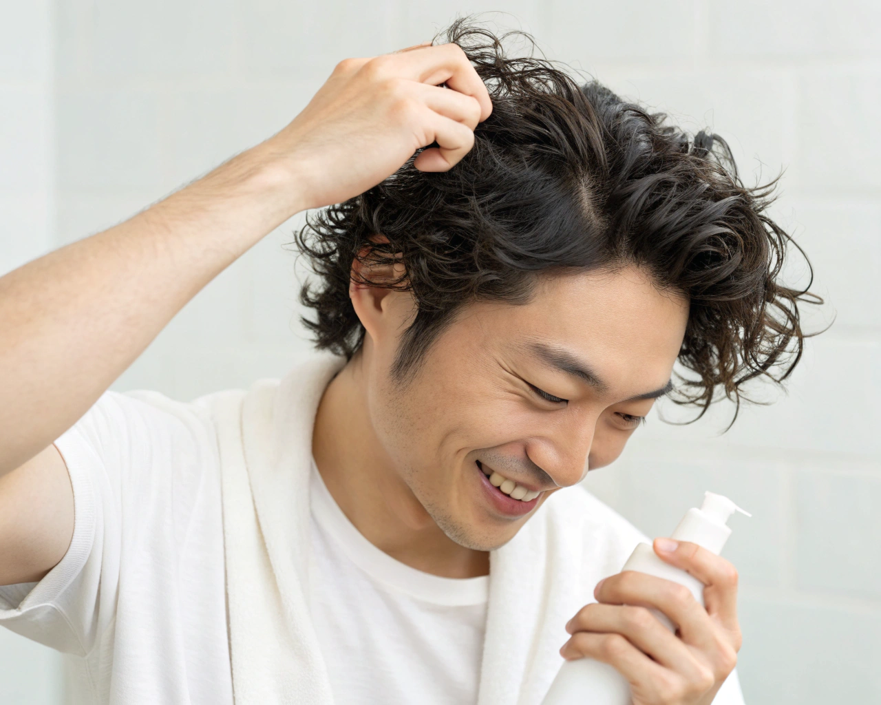 パーマ後のケアで髪を守る男性